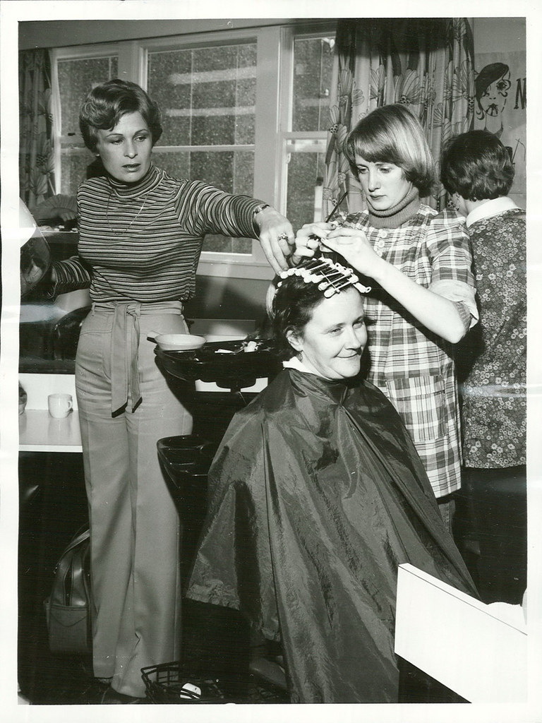 Students working in a technical institute's teaching salon in 1976